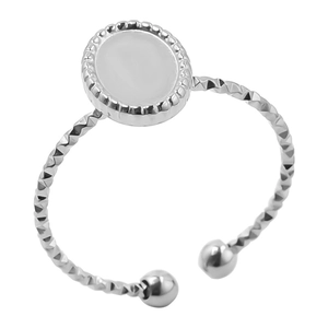 Detalle de anillo ajustable plateado con engaste redondo y banda con textura en espiral