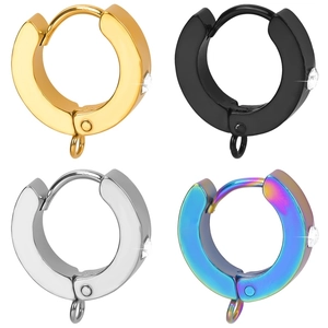 Detalle de pendientes redondos de acero en cuatro colores con circón y lazos colgantes