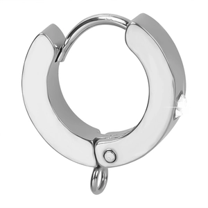 Primer plano de pendiente huggie de acero pulido con circón y lazo para colgar bricolaje