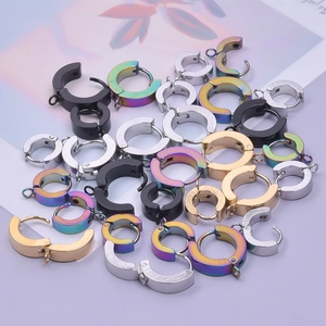 Aros de acero inoxidable pulido en negro, plata y oro con pequeños bucles para colgar