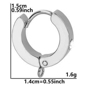 Detalle de pendientes de aro de acero de titanio con bucle colgante y circonita blanca