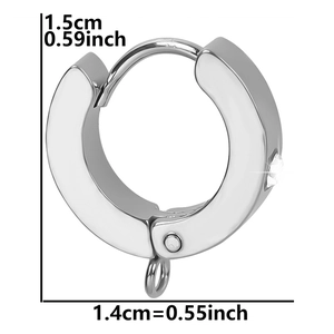 Detalle de pendiente huggie de acero de 1,5 cm con circón y enganche para colgante