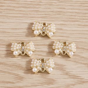 Pack de 4 breloques nœud doré avec perles blanches et strass pour bijoux DIY