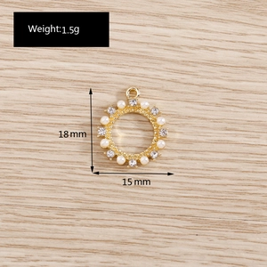 Makro-Detail eines 15x18mm Gold-Perlen-Strass-Anhängers für DIY-Halskettenbau