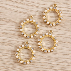 Goldene runde DIY-Anhänger mit weißen Perlen und Strass für Halsketten und Armbänder