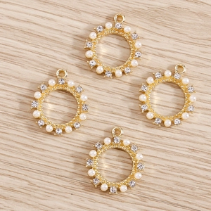 Goldene runde Anhänger mit Perlen und Strasssteinen für DIY Schmuckherstellung