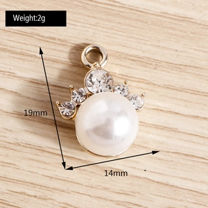 Vue détaillée du pendentif perle en forme de couronne mesurant 19mm par 14mm