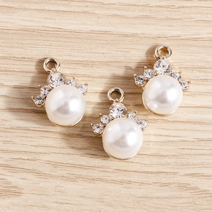 Pendentifs élégants en perles et strass avec anneaux dorés pour la création de bijoux