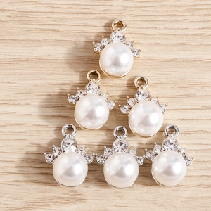 Détail de pendentifs en perles et strass avec base en métal or et argent pour bijoux DIY
