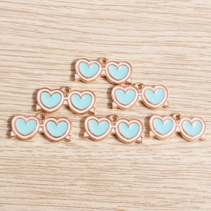 Dettaglio macro di ciondoli a forma di occhiali da sole a cuore blu per gioielli fai da te