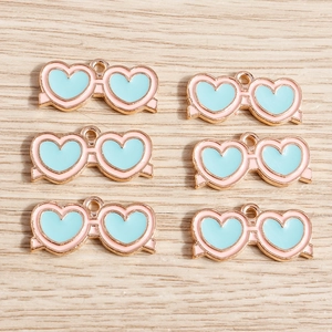 Ciondoli a Forma di Occhiali da Sole a Cuore in Lega e Smalto Accessori Romantici Fai da Te per Gioielli Ciondoli a Cuore per Collane