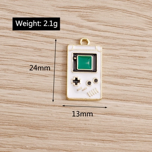 Vue détaillée du pendentif console de jeu en émail avec dimensions 24mm x 13mm