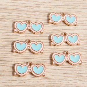Ciondoli a forma di occhiali a cuore in lega con smalto rosa e placcatura in oro per gioielli