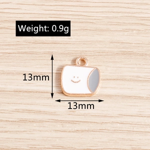 Vue macro d'un pendentif sourire émaillé de 13mm montrant poids et dimensions