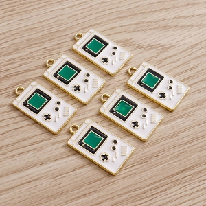 Pendentifs rétro console de jeu en alliage et émail blanc avec base dorée pour bijoux DIY