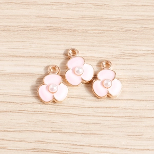 Pendentifs fleurs émaillées roses avec perle blanche et bordure dorée pour bijoux DIY