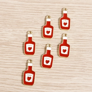 Nahaufnahme von sechs roten Herz-Flaschenanhängern aus Legierung für DIY-Schmuck