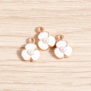 Vue détaillée de breloques cerisiers en émail blanc avec perles pour bijoux DIY