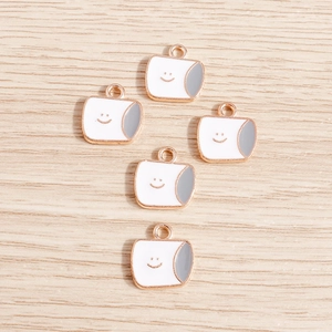 Cinq breloques créatives en forme de tasse à sourire dorée pour bijoux faits main