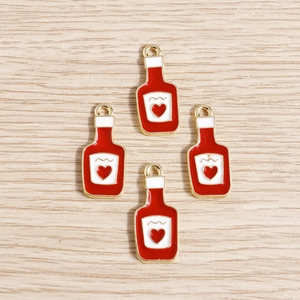 Set mit 4 roten Emaille-Anhängern in Weinflaschenform mit Herz-Etiketten für DIY-Schmuck
