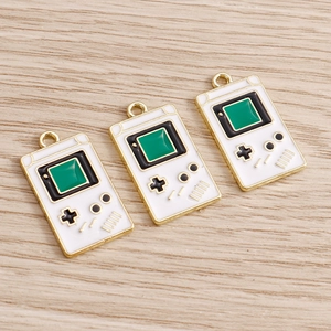 Pendentifs rétro console de jeu en émail et alliage doré avec détails colorés
