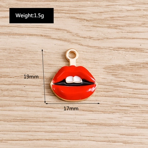 Détail du pendentif lèvres en émail rouge avec bord doré, 19x17mm et poids 1,5g