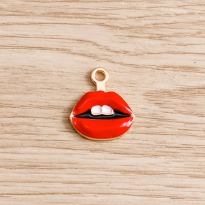 Pendentif lèvres rouges émaillées avec cadre doré pour création de bijoux DIY tendance