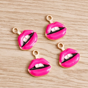 Pendentif lèvres sexy en émail rose avec bordure dorée et dents blanches, lot de 4 pièces