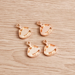Gros plan détaillé de breloques en forme de lèvres or rose pour bijoux DIY