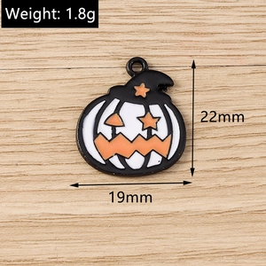Détail d'un pendentif citrouille d'Halloween de 19mm avec chapeau de sorcier et émail