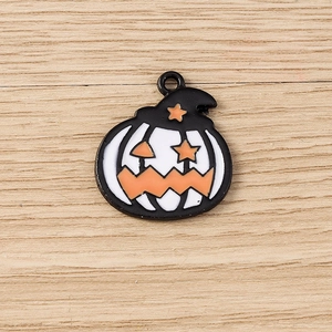 Détail d'un pendentif citrouille d'Halloween en émail avec chapeau de sorcière pour bijoux
