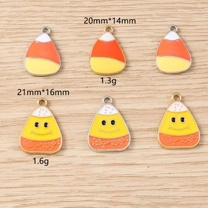 Detail of colorful corn charms with dimensions and weights on a wooden surface