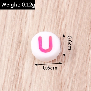 Dettaglio macro di una perla in acrilico bianco lettera U per gioielli fai da te, 0,6 cm