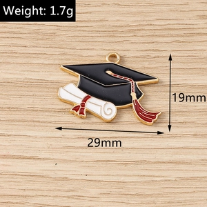 Vue détaillée montrant les dimensions d'un pendentif chapeau de diplômé et parchemin de 1,7g