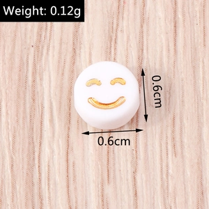 Vista macro dettagliata che mostra le dimensioni di 0,6 cm e il peso di una perlina smiley