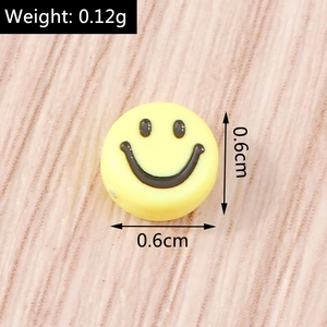 Vista dettagliata di perline gialle smile da 0,6 cm per gioielli fai-da-te con peso e misure
