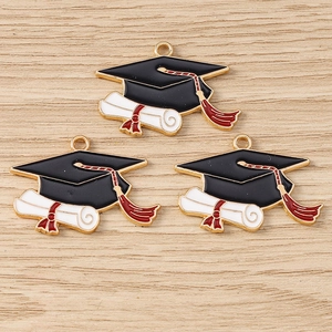 Détails de pendentifs chapeau de diplômé et diplôme en émail avec bords en alliage doré