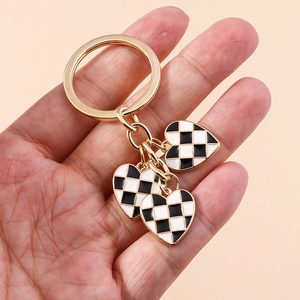 Fashionable checkered heart keychain with gold ring and black and white pendants