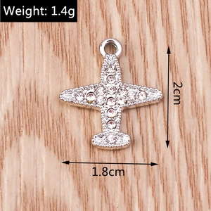 Détail du pendentif avion avec strass montrant la taille 2cm et le poids 1,4g