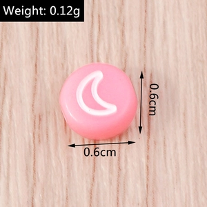 Dettaglio di una perla rosa da 0,6 cm con motivo a luna bianca per gioielli fai da te