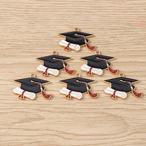 Lot de 6 breloques chapeau de diplômé en alliage avec pompons rouges pour bijoux DIY