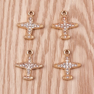 Lot de quatre breloques avion en or rose avec strass brillants pour la création de bijoux