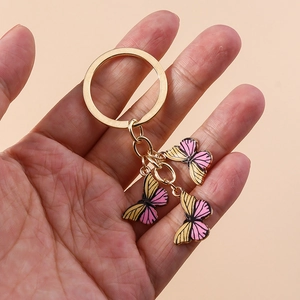 Porte-clés papillon doré à la mode avec trois pendentifs en émail rayé rose et jaune