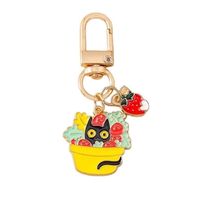 Porte-clés émaillé mignon chat noir dans panier jaune avec des fraises et crochet doré