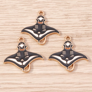 Cartoon stingray pendants made of black and white enamel alloy with gold plating