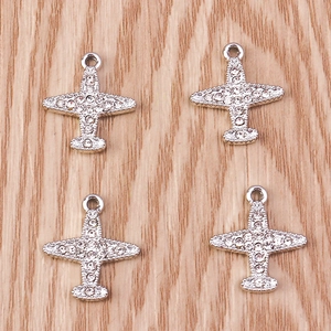 Lot de quatre breloques avion argentées avec strass brillants pour bijoux artisanaux