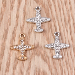 Détail de pendentifs en forme d'avion en alliage avec strass pour création de bijoux