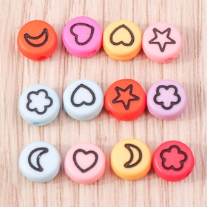 Perline piatte tonde in acrilico con motivi colorati di stelle cuori e luna per DIY