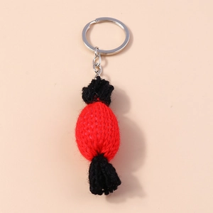 Vue détaillée du porte-clés fleur de prunier crocheté main avec fil rouge et anneau
