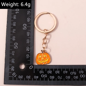 Vue macro d'un porte-clés citrouille orange avec chaîne dorée pesant 6.4g